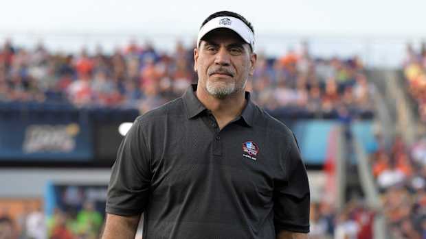 Hall of Fame offensive lineman Kevin Mawae has been hired as Indianapolis Colts assistant offensive line coach.